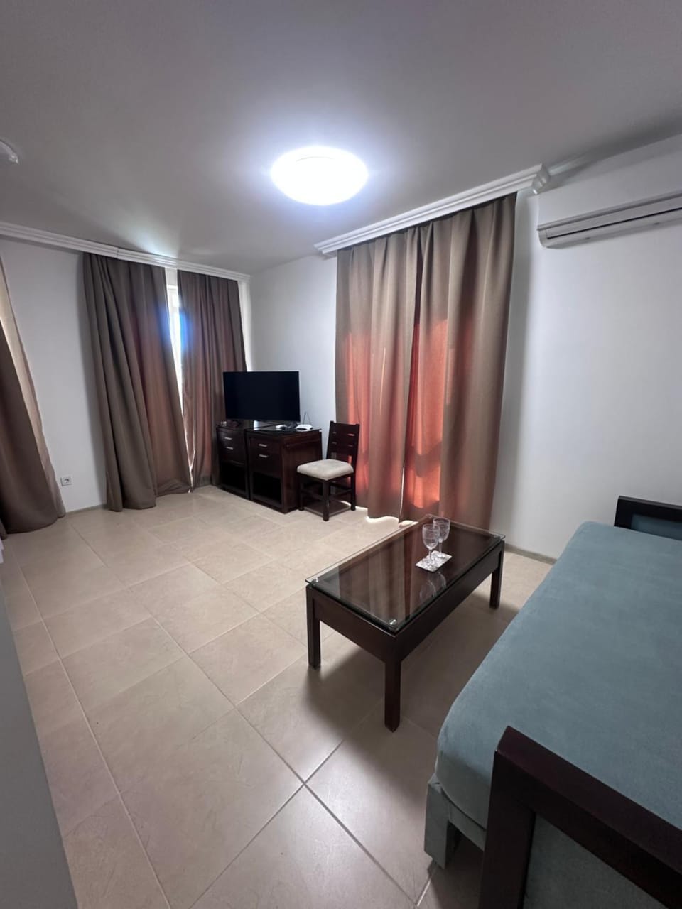 Property building, Bed, TV and multimedia, Photo of the whole room, Bedroom