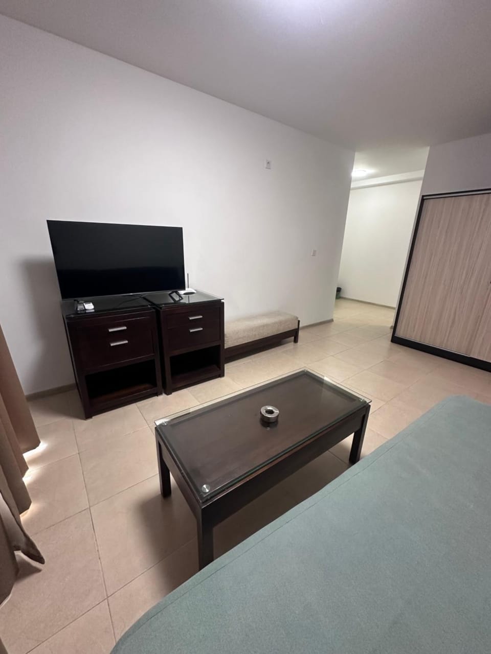 Property building, Communal lounge/ TV room, Bed, TV and multimedia, Living room, Photo of the whole room, Seating area, Bedroom