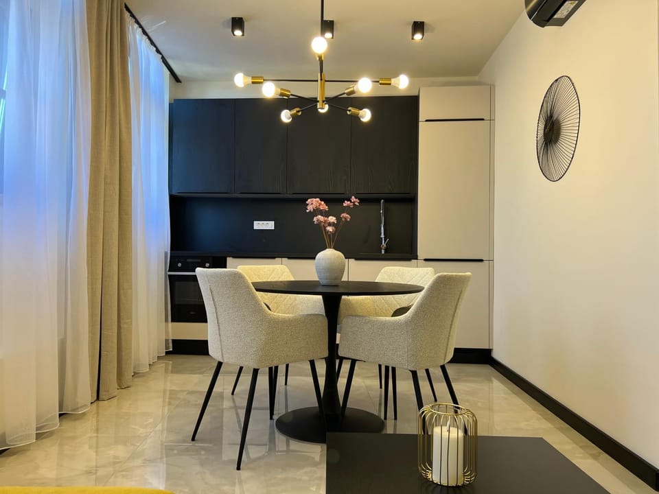 Kitchen or kitchenette, Dining area