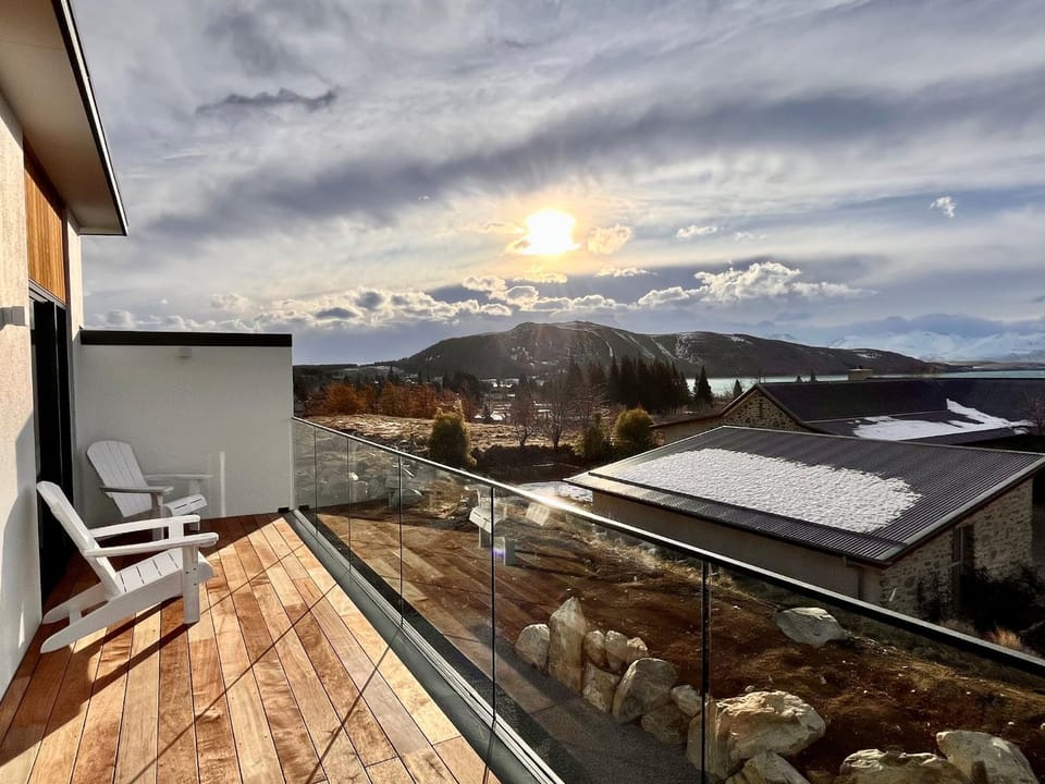 Day, Natural landscape, Balcony/Terrace, Lake view, Mountain view