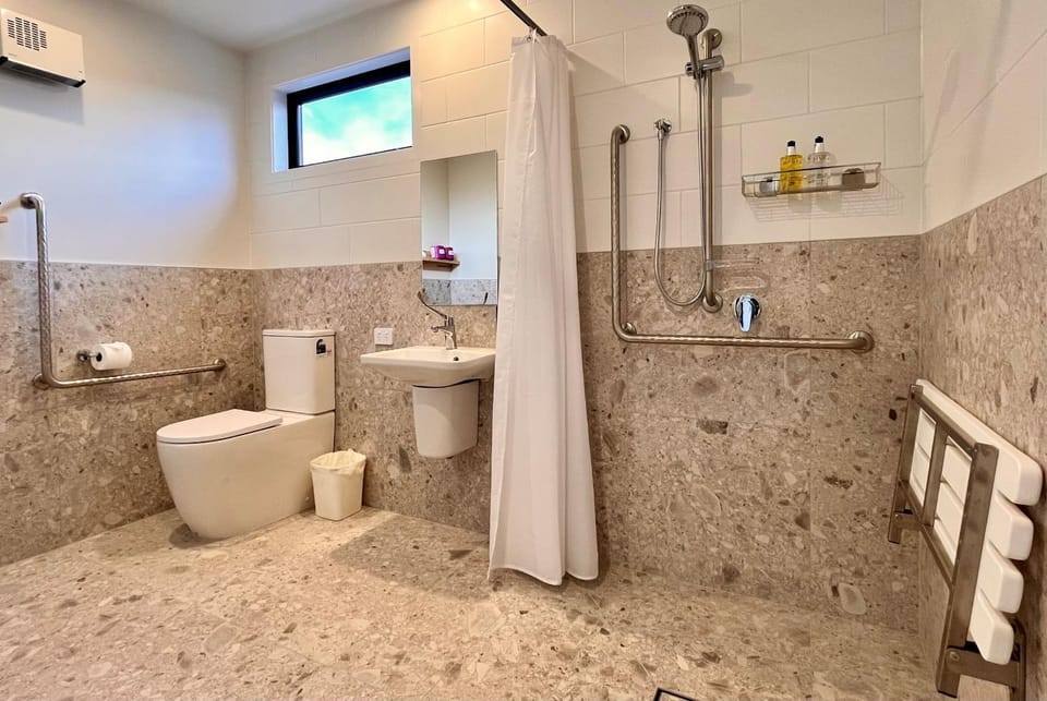 Shower, Toilet, Bathroom, towels, acessibility