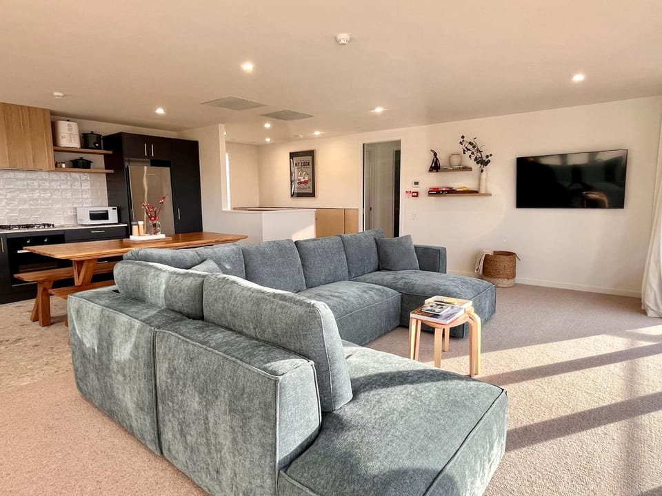 TV and multimedia, Kitchen or kitchenette, Living room, Seating area, Evening entertainment