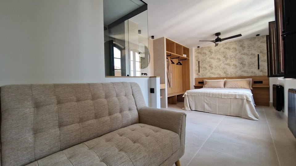 Las Campanas de la Catedral Suite Jacuzzi Apartment in Burgos