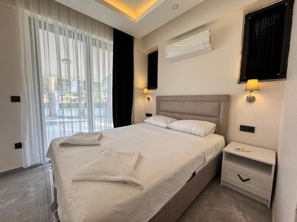 Bed, Bedroom, towels, air conditioner