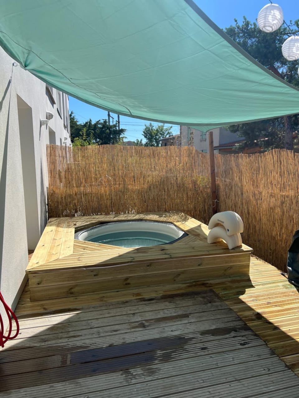 Patio, Day, Hot Tub