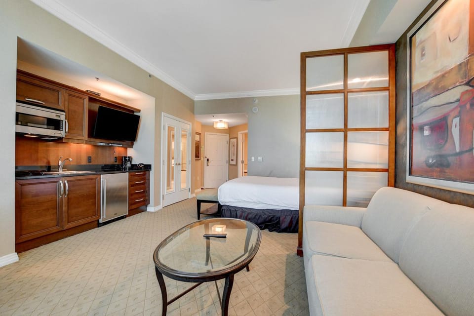 Bed, TV and multimedia, Kitchen or kitchenette, Living room, Photo of the whole room