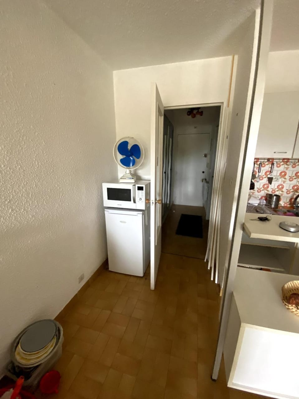 Kitchen or kitchenette, oven