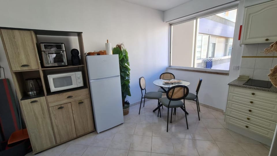 Kitchen or kitchenette, Dining area, microwave, oven, stove