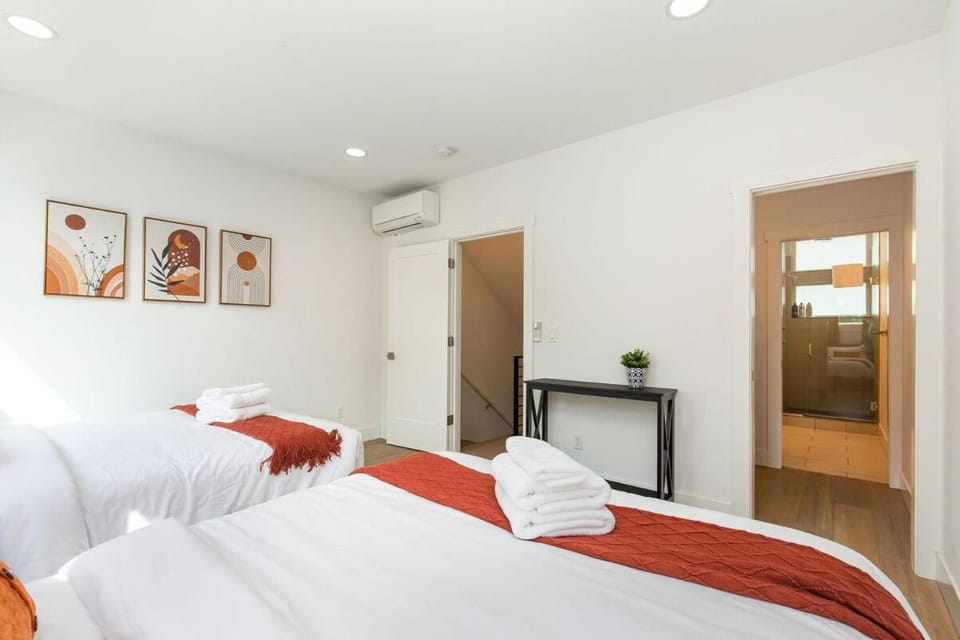 Designer 3B3B in Capitol Hill Pet Friendly House in Lake Union