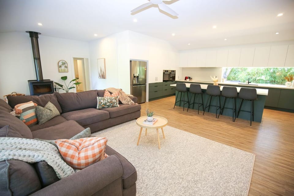 Kitchen or kitchenette, Living room, Seating area, Dining area, dishwasher, fireplace, heating, oven, pet friendly, stove, air conditioner