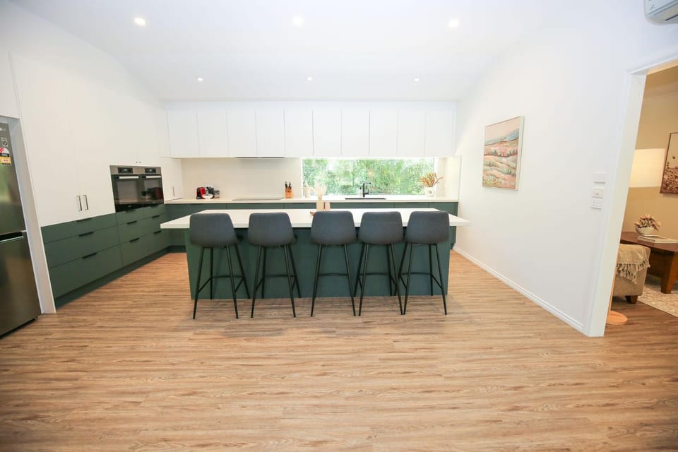 Kitchen or kitchenette, Living room, Seating area, Dining area, heating, oven, pet friendly, stove, air conditioner