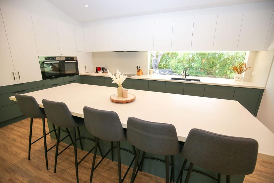 Coffee/tea facilities, Kitchen or kitchenette, Dining area, dishwasher, microwave, oven, stove, toaster