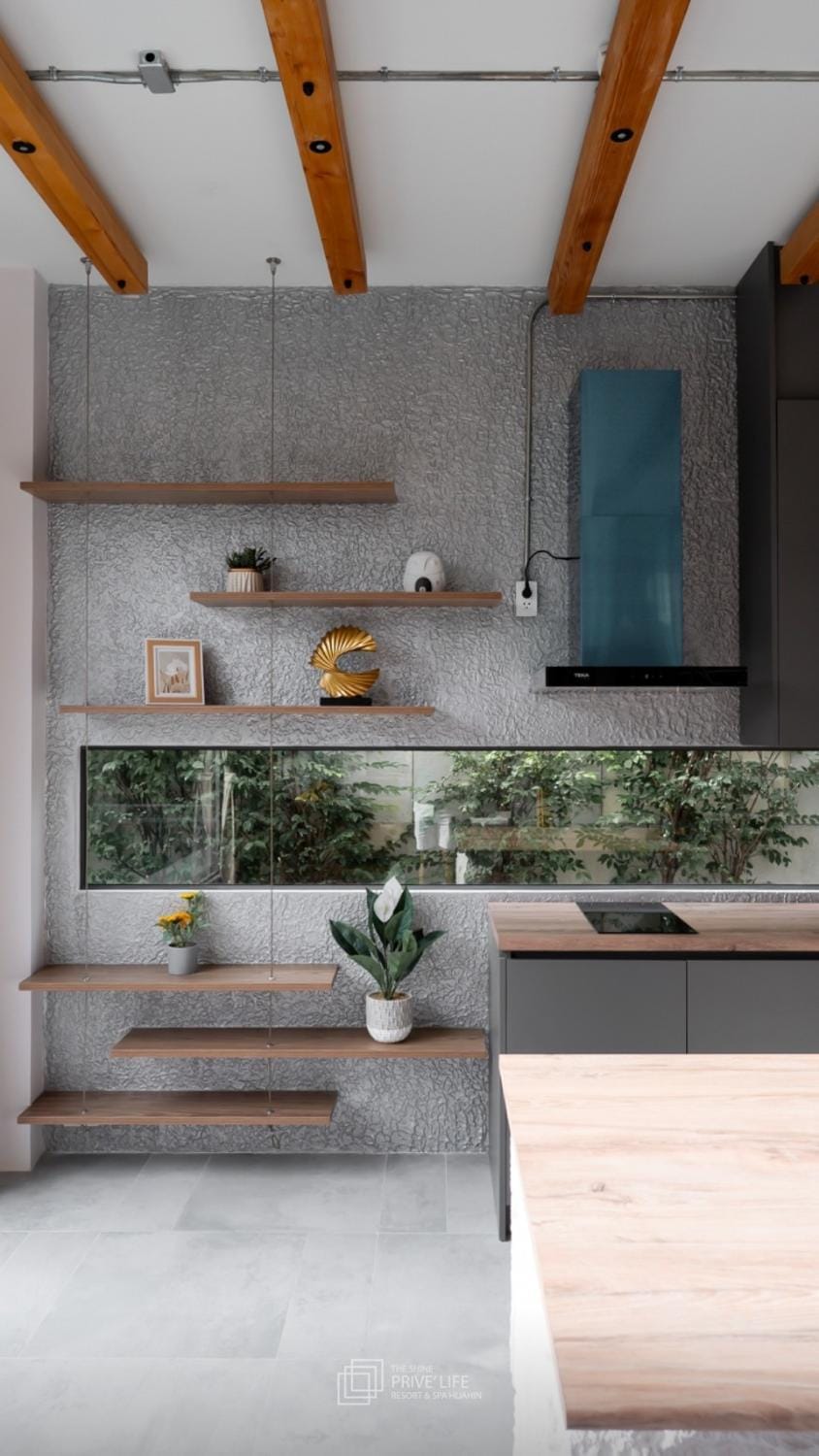 Kitchen or kitchenette, minibar