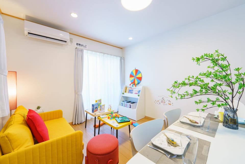 Living room, Seating area, Dining area, air conditioner