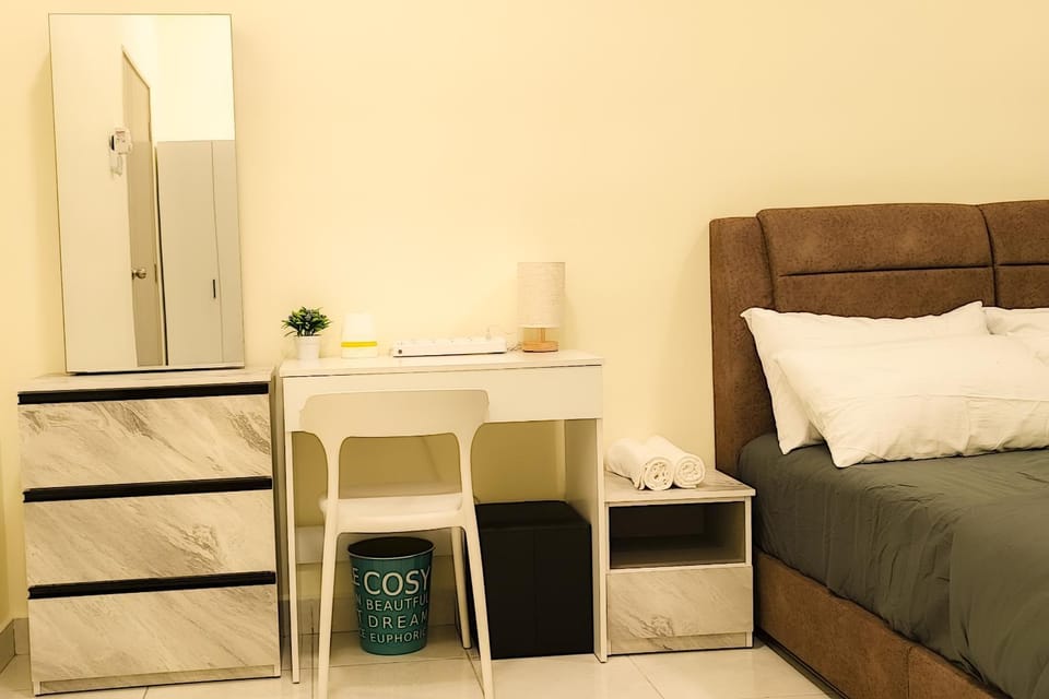 Bed, Seating area, Bedroom
