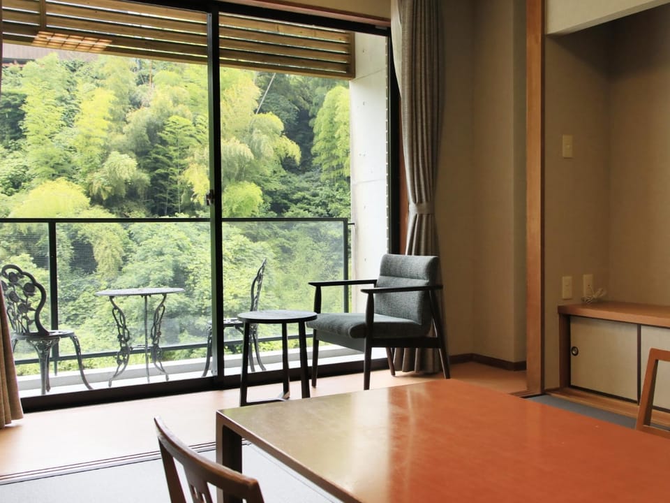 Photo of the whole room, River view