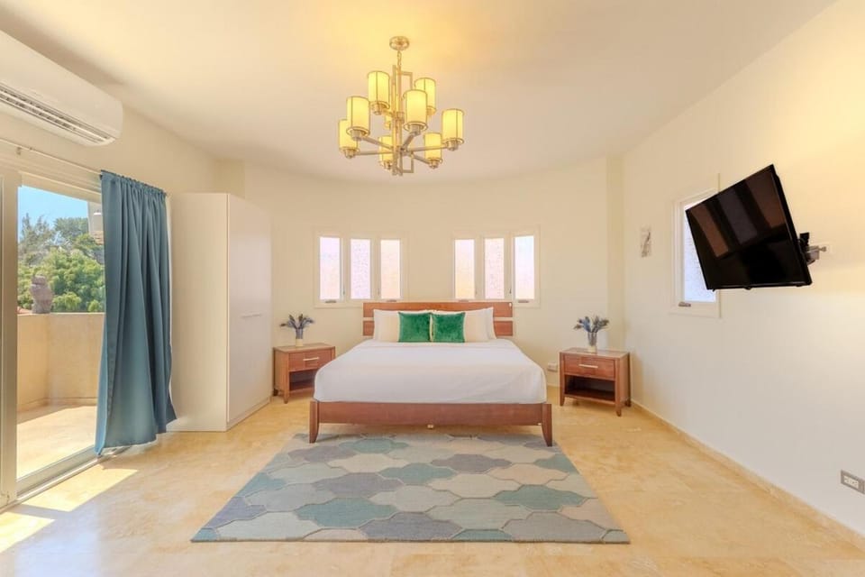 Bed, TV and multimedia, Photo of the whole room, Bedroom