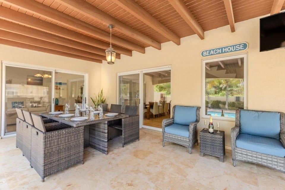 Patio, TV and multimedia, Seating area, Dining area, Evening entertainment