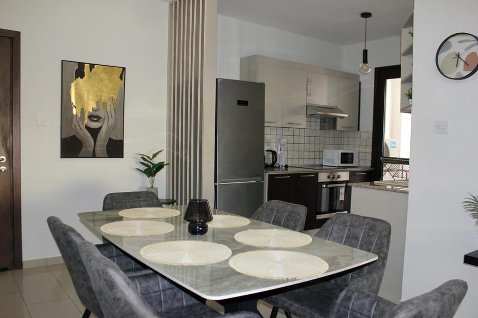 Kitchen or kitchenette, Dining area, stove