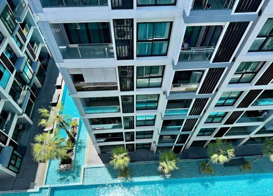 Property building, Day, Balcony/Terrace, Spa and wellness centre/facilities, Pool view, Swimming pool, Swimming pool