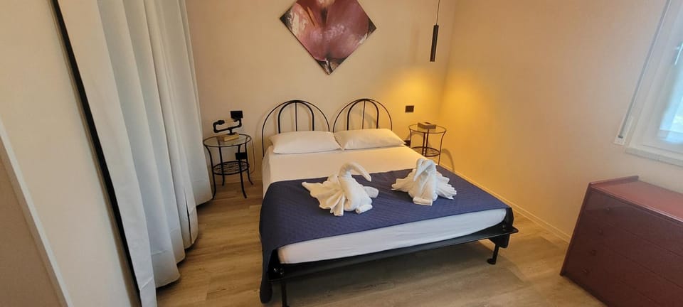 Bed, Bedroom, towels