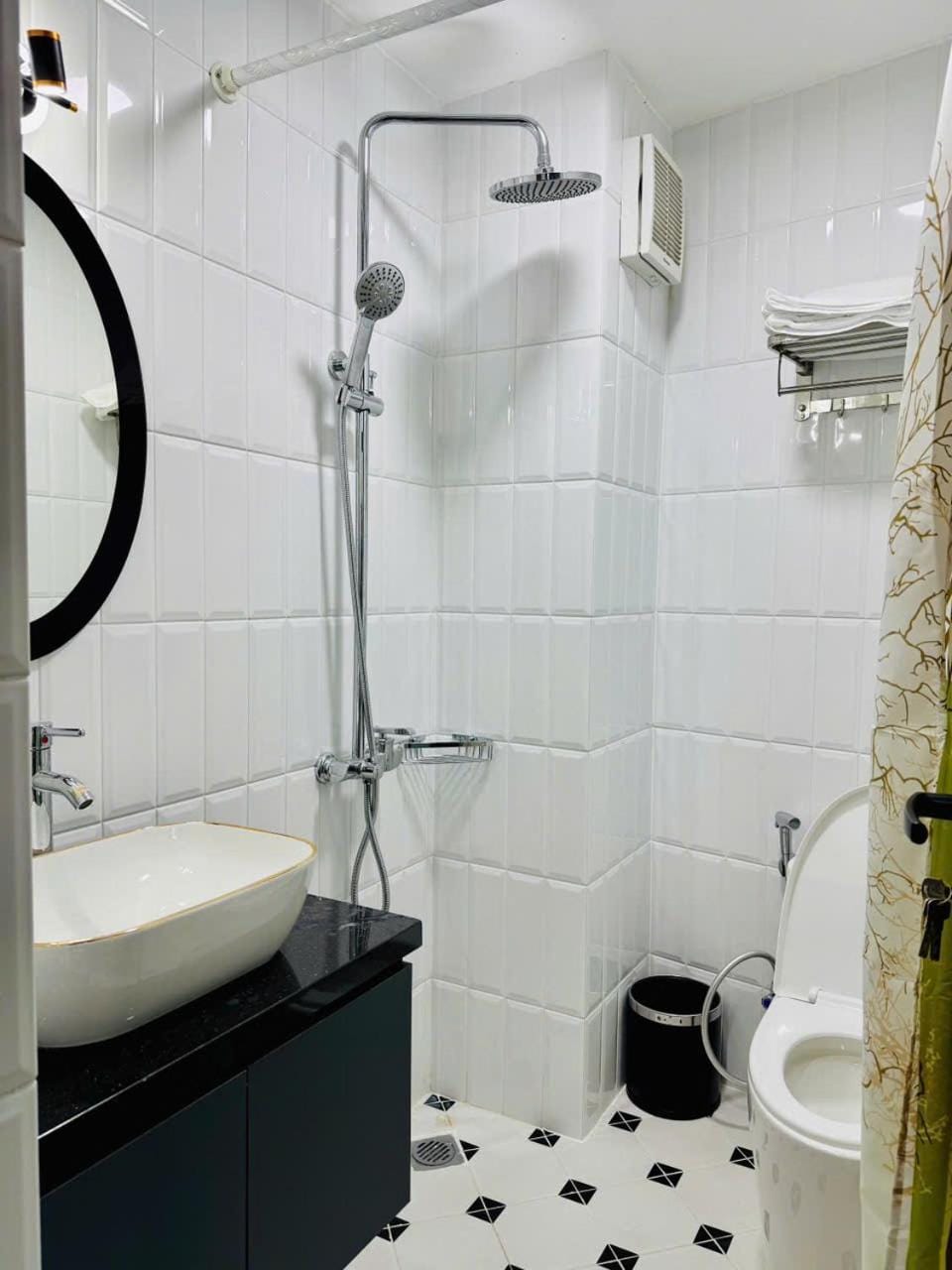 Shower, Toilet, towels