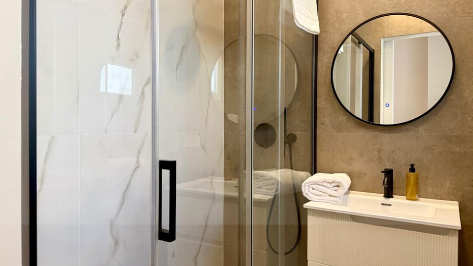 Shower, Bathroom, towels