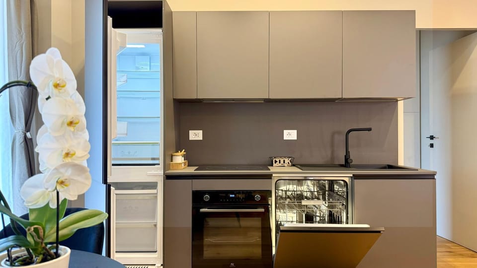 Coffee/tea facilities, Kitchen or kitchenette, dishwasher, oven, stove