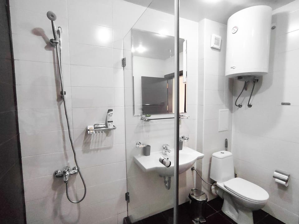 Shower, Toilet, Bathroom, towels