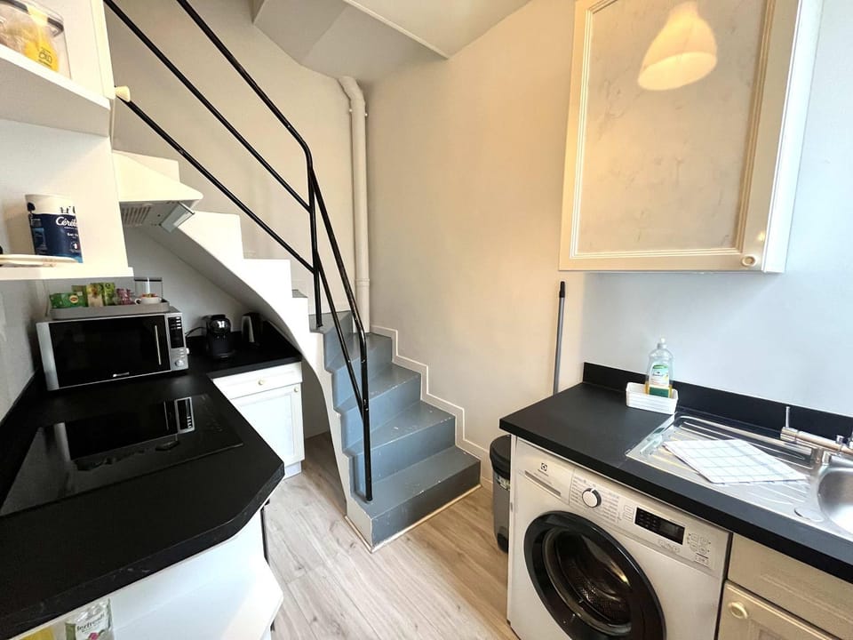 Kitchen or kitchenette, stove, washing machine