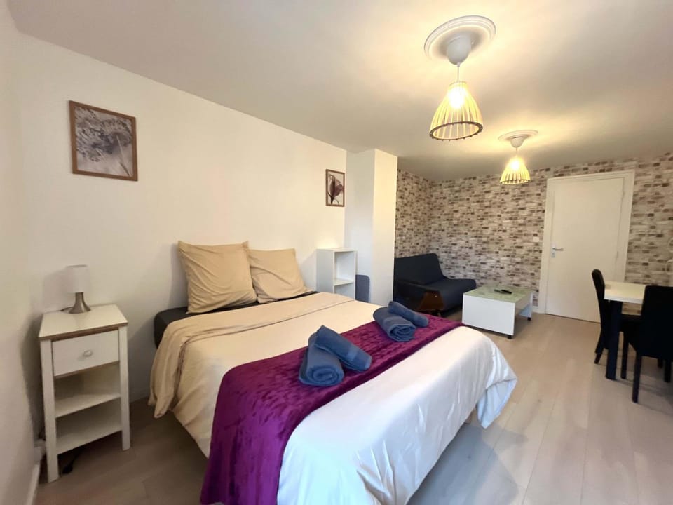 Bed, Living room, Photo of the whole room, Bedroom