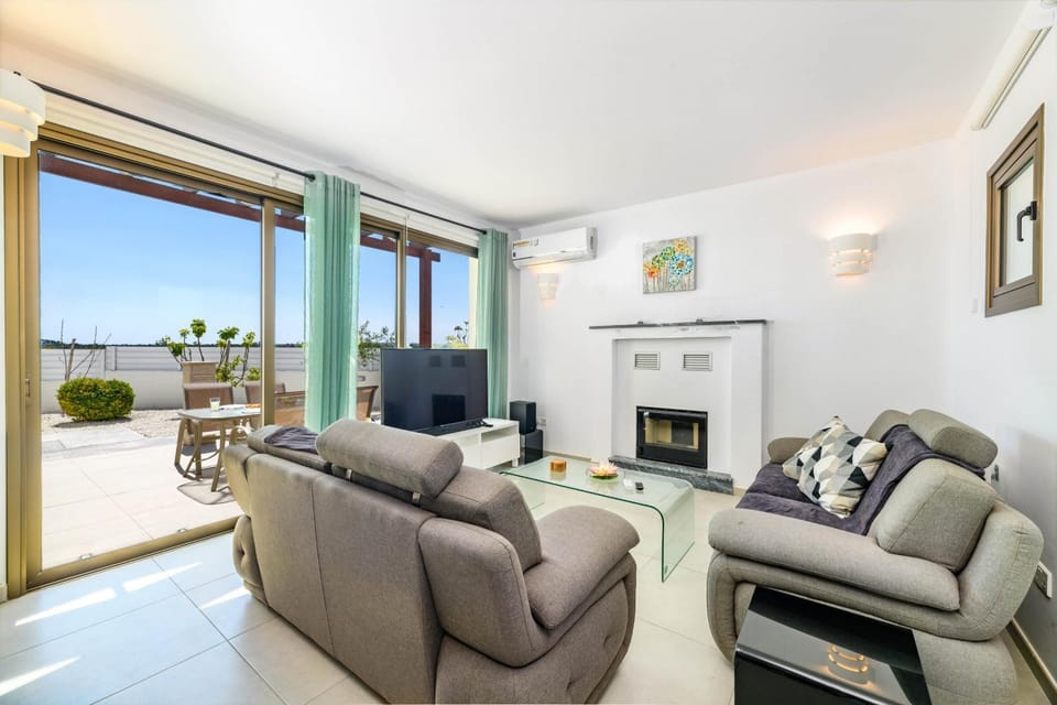 Communal lounge/ TV room, Living room