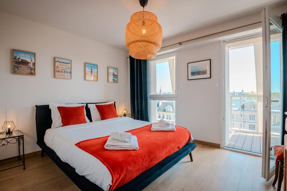 Photo of the whole room, Bedroom, City view