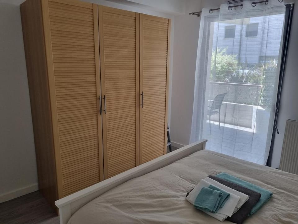 Cozy apartment with terrace, parking, 9 min train station Apartment in Bayonne