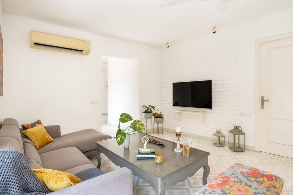 TV and multimedia, Seating area, Evening entertainment, air conditioner