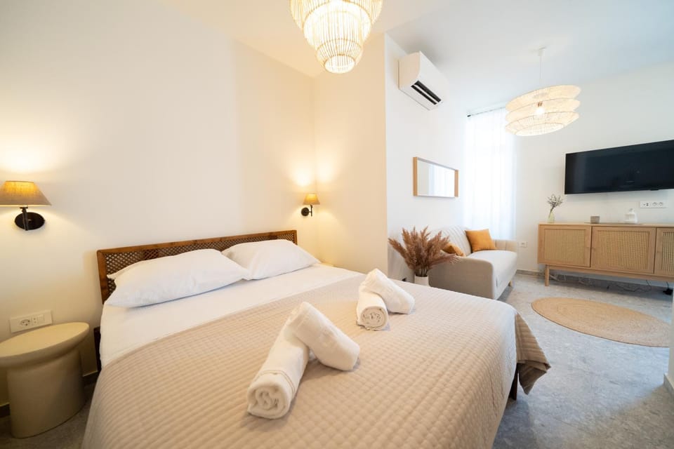 Bed, TV and multimedia, Photo of the whole room, Bedroom, towels, air conditioner