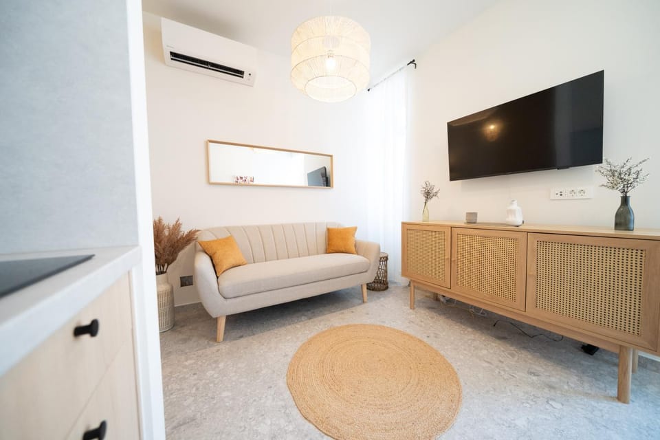 TV and multimedia, Living room, Seating area, Evening entertainment, air conditioner