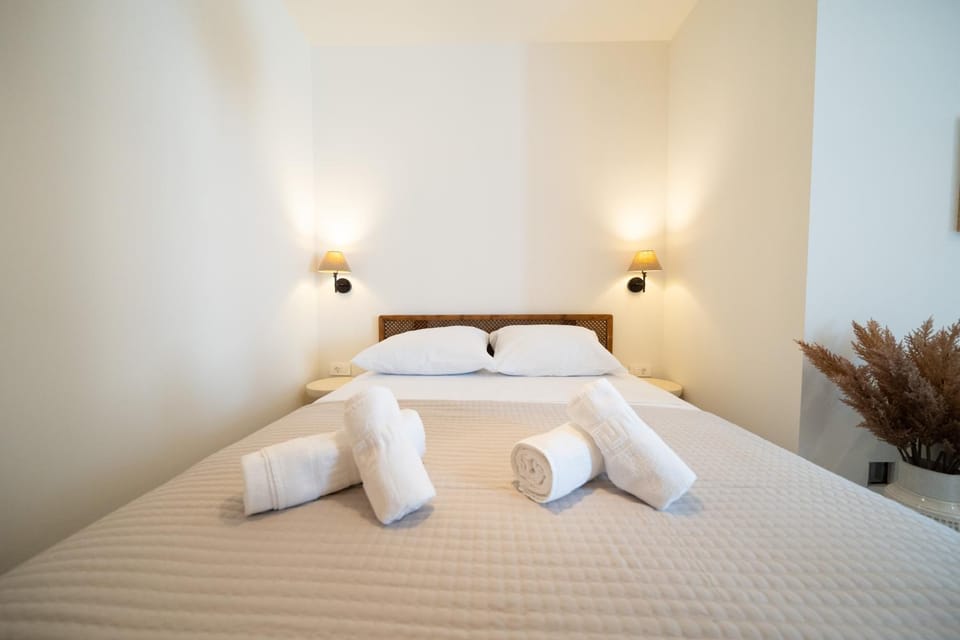 Photo of the whole room, Bedroom, towels