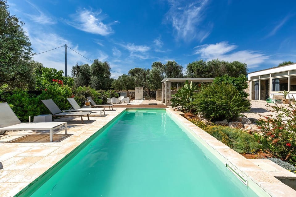 Swimming pool, sunbed