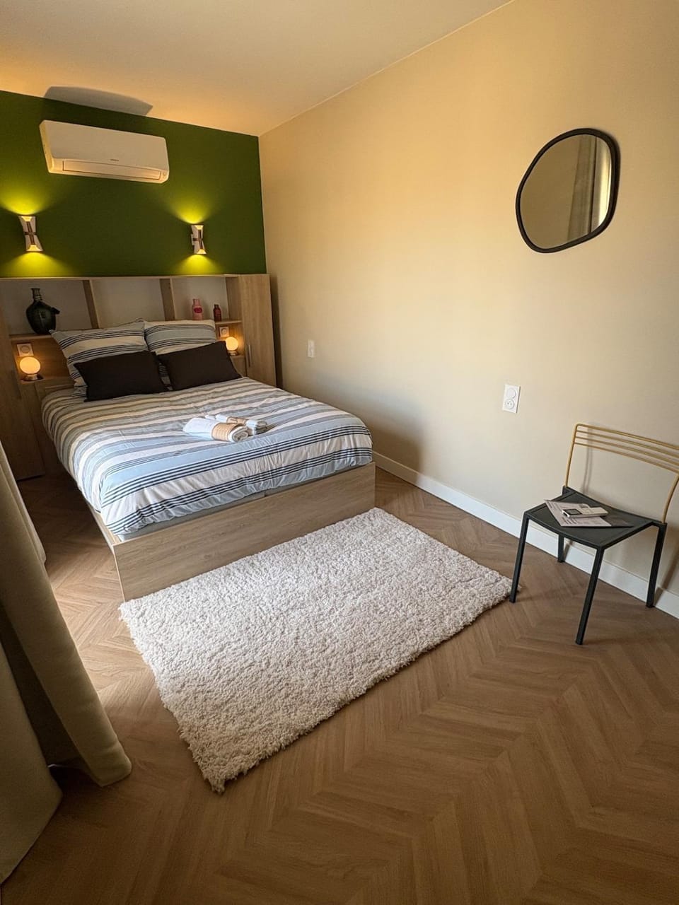 Bed, Photo of the whole room, Bedroom