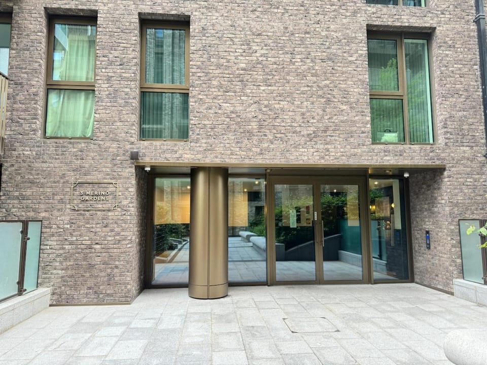 Tower Bridge Luxury Apartments with Balcony Apartment in London Borough of Southwark