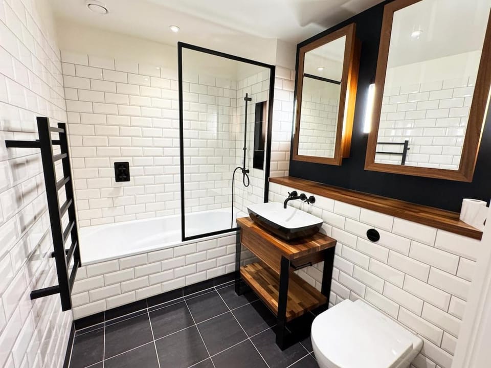 Tower Bridge Luxury Apartments with Balcony Apartment in London Borough of Southwark