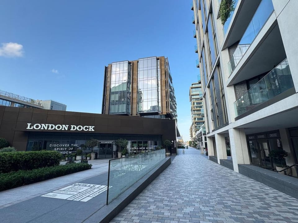Tower Bridge Luxury Apartments with Balcony Apartment in London Borough of Southwark
