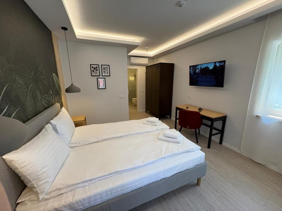 Bed, TV and multimedia, Bedroom, air conditioner