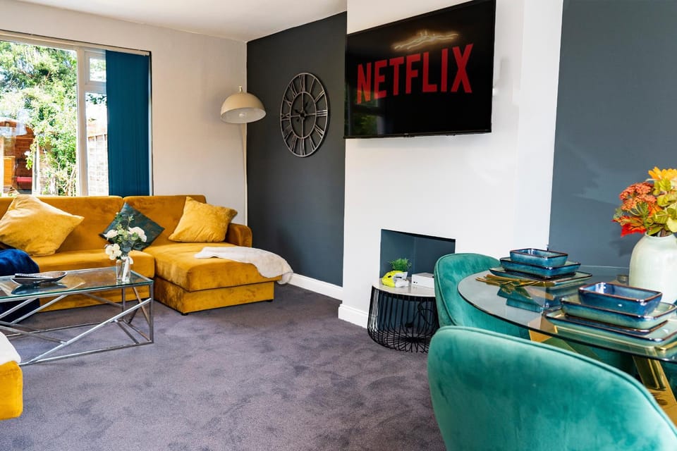 Communal lounge/ TV room, TV and multimedia, Living room, Seating area