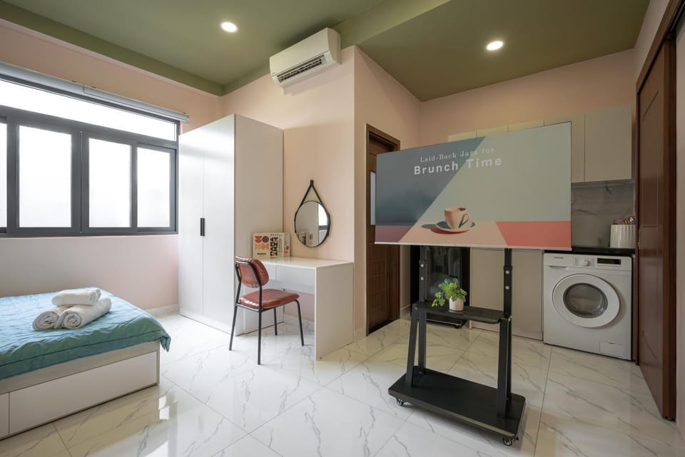 TV and multimedia, Photo of the whole room, Seating area, wardrobe, washing machine