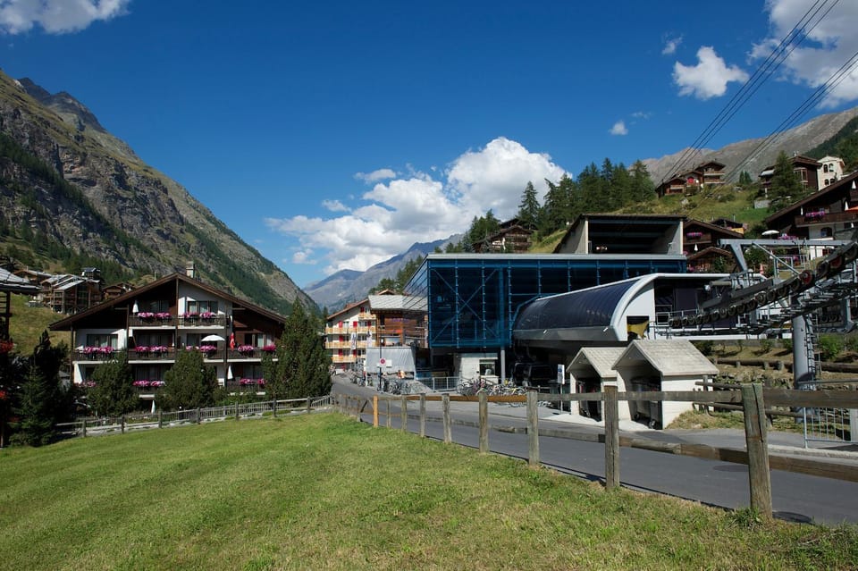 Property building, Nearby landmark, Neighbourhood, Summer, Skiing, Hiking, Mountain view