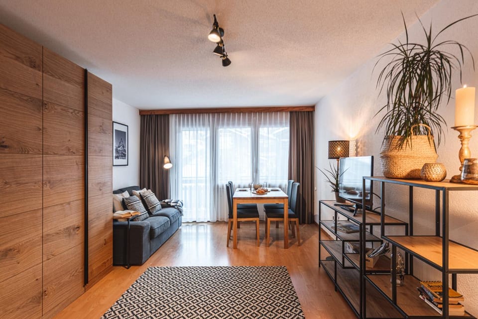 Living room, Photo of the whole room, Seating area, Dining area, Bedroom, pet friendly, pet friendly