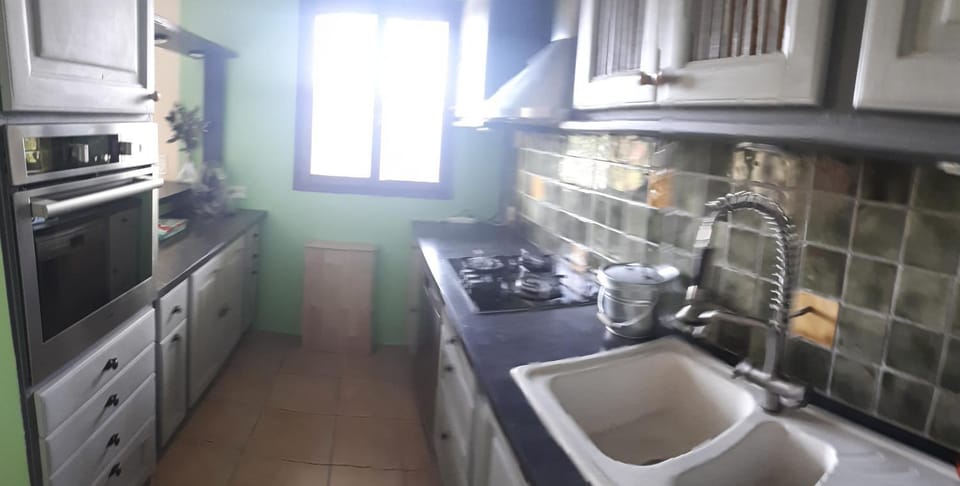 Kitchen or kitchenette, dishwasher, stove