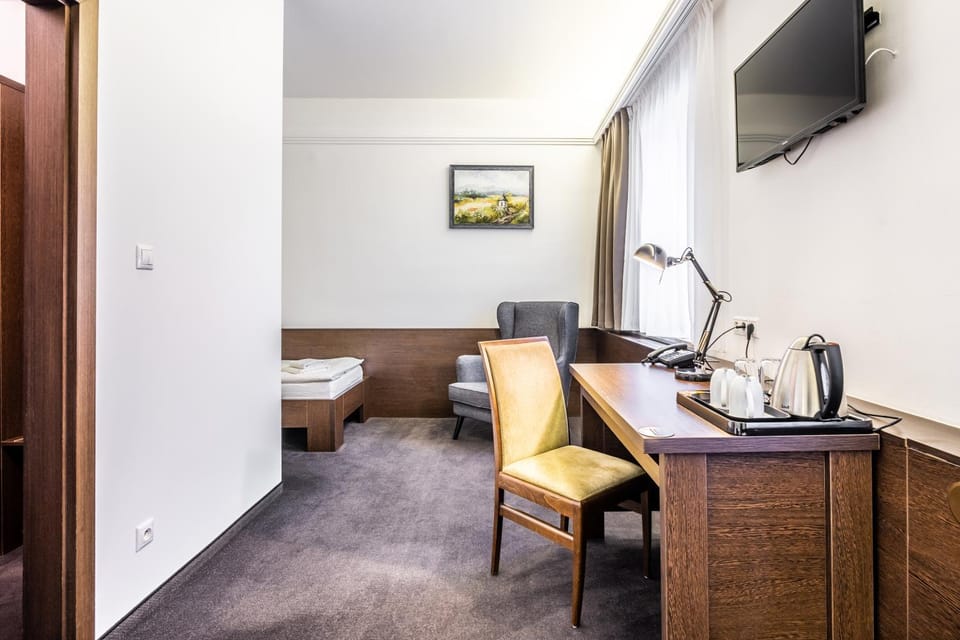 Seating area, Bedroom